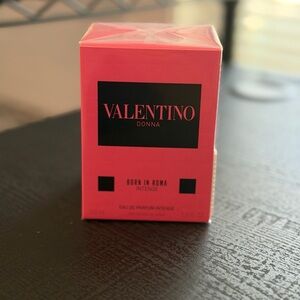 Valentino Donna Born in Roma Intense Eau de Parfum - Vibrant Pink